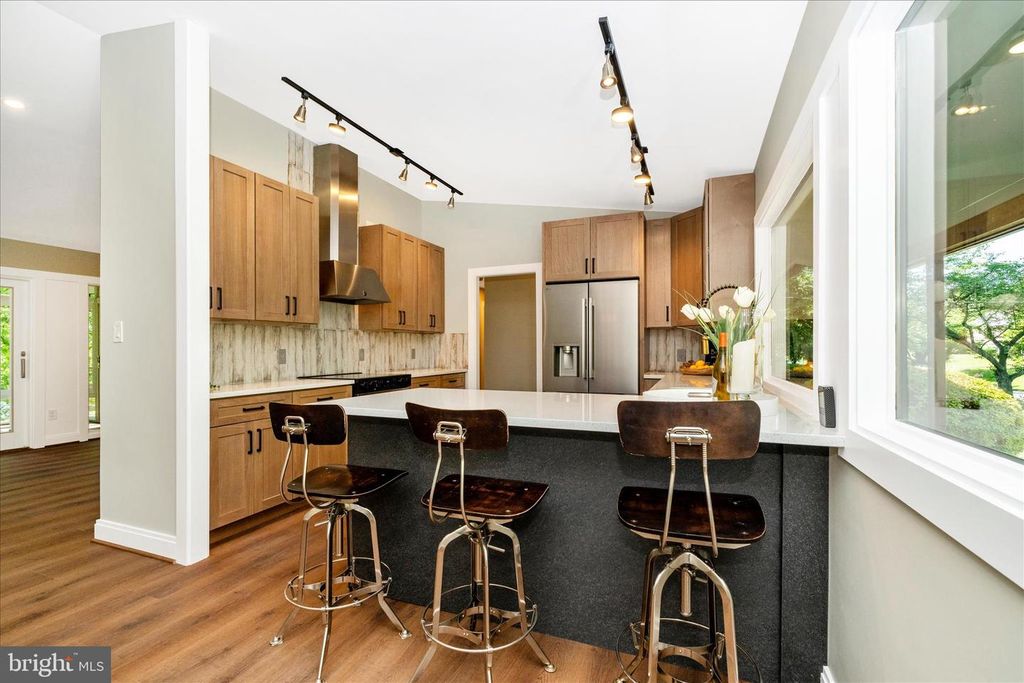Image 8 of property listing at 12509 KNIGHTSBRIDGE CT, Rockville, MD 20850