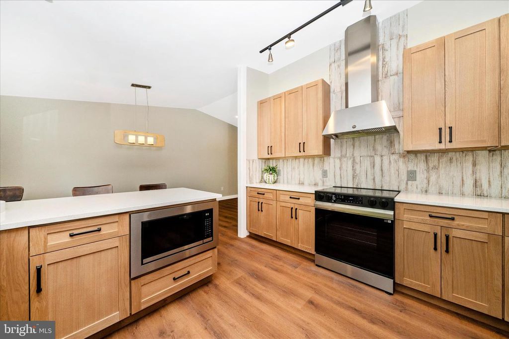 Image 10 of property listing at 12509 KNIGHTSBRIDGE CT, Rockville, MD 20850