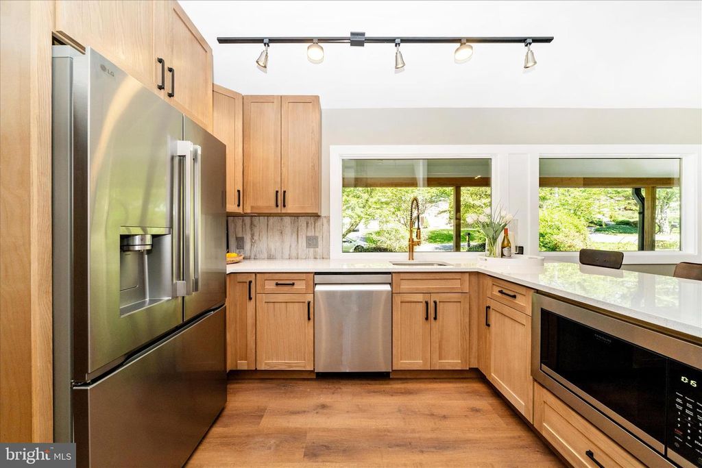 Image 12 of property listing at 12509 KNIGHTSBRIDGE CT, Rockville, MD 20850