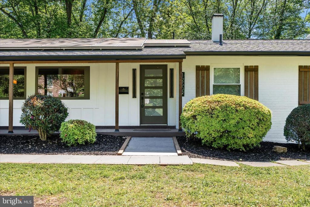 Image 2 of property listing at 12509 KNIGHTSBRIDGE CT, Rockville, MD 20850