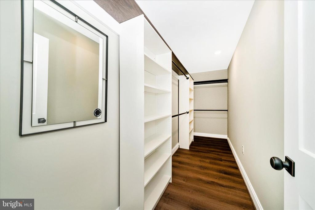 Image 15 of property listing at 12509 KNIGHTSBRIDGE CT, Rockville, MD 20850