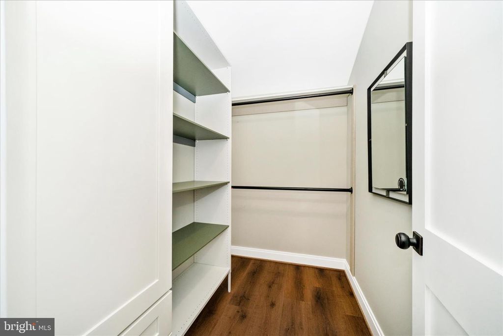 Image 16 of property listing at 12509 KNIGHTSBRIDGE CT, Rockville, MD 20850