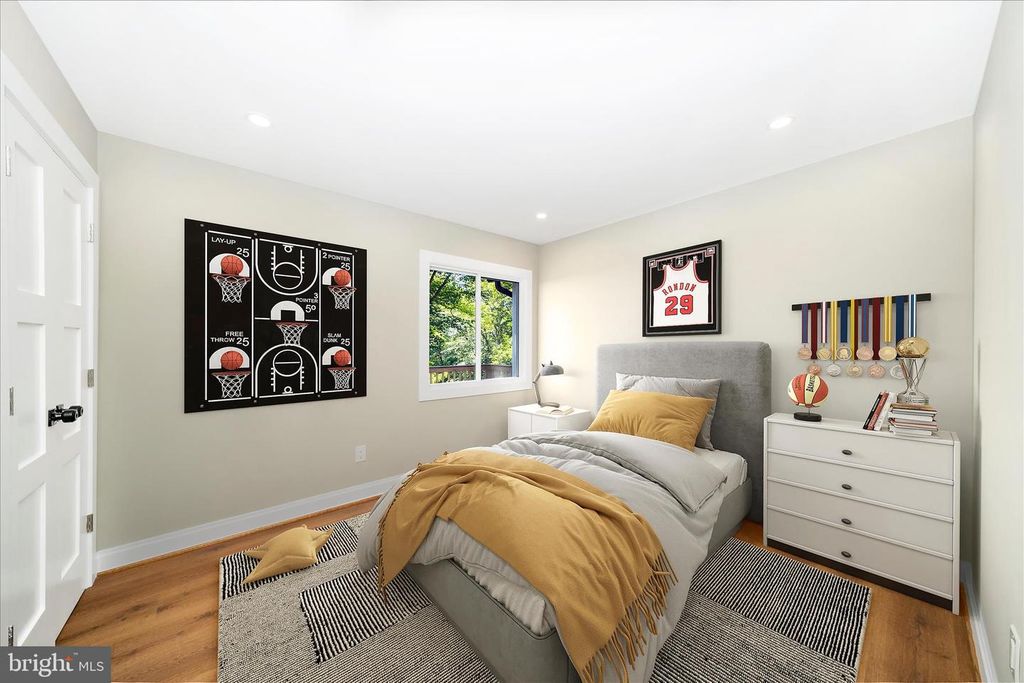 Image 18 of property listing at 12509 KNIGHTSBRIDGE CT, Rockville, MD 20850