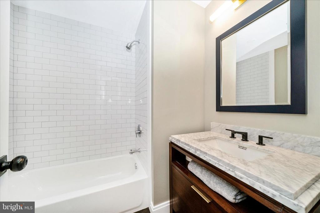 Image 20 of property listing at 12509 KNIGHTSBRIDGE CT, Rockville, MD 20850