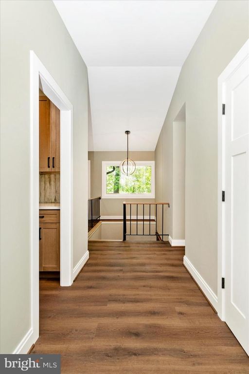 Image 4 of property listing at 12509 KNIGHTSBRIDGE CT, Rockville, MD 20850
