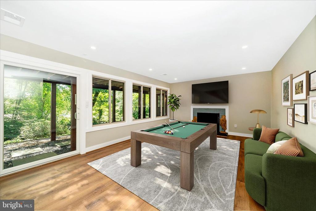 Image 24 of property listing at 12509 KNIGHTSBRIDGE CT, Rockville, MD 20850