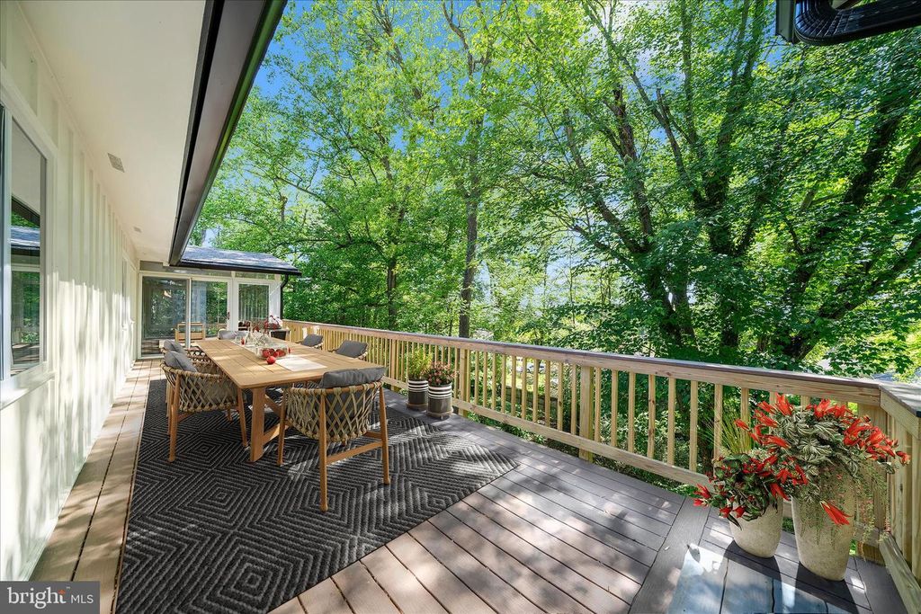 Image 32 of property listing at 12509 KNIGHTSBRIDGE CT, Rockville, MD 20850