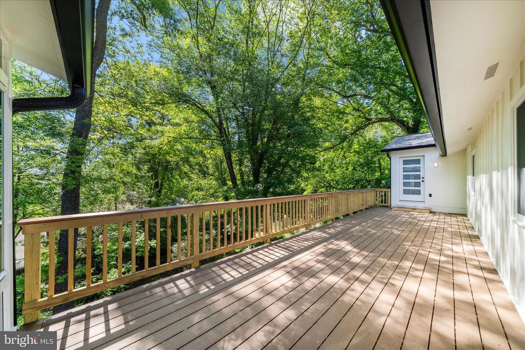 Image 33 of property listing at 12509 KNIGHTSBRIDGE CT, Rockville, MD 20850