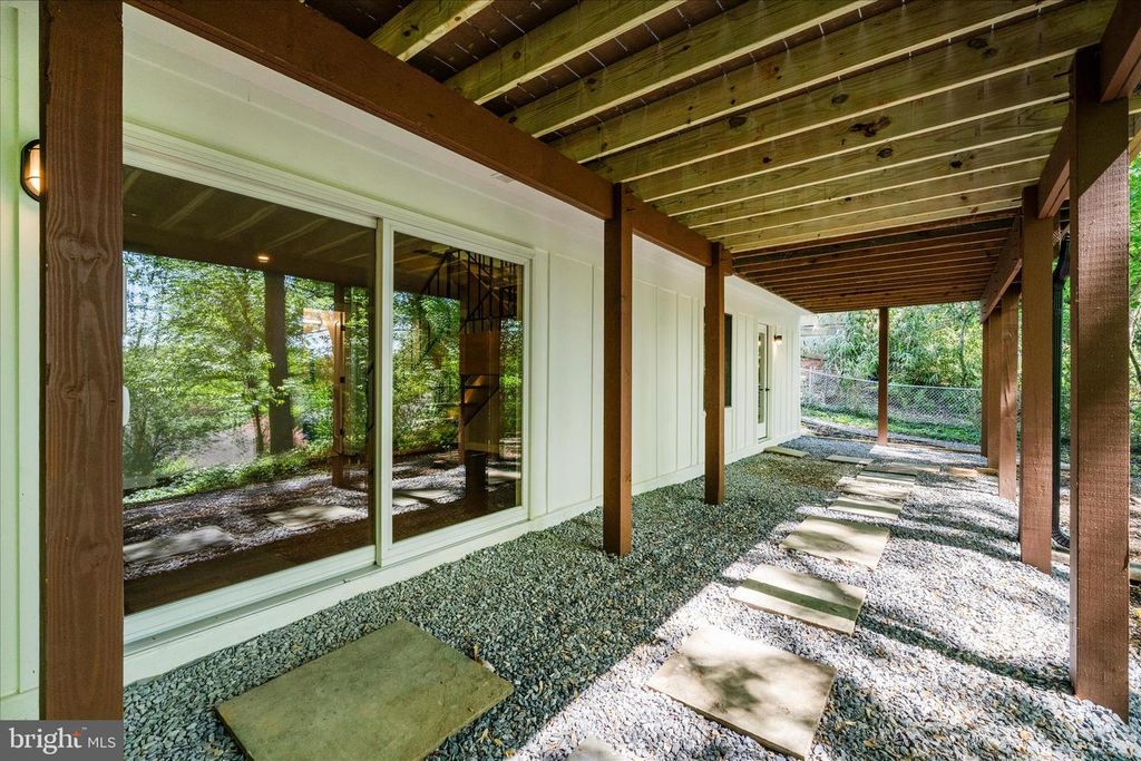 Image 35 of property listing at 12509 KNIGHTSBRIDGE CT, Rockville, MD 20850