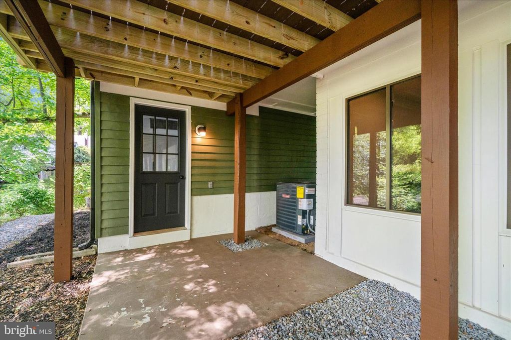 Image 36 of property listing at 12509 KNIGHTSBRIDGE CT, Rockville, MD 20850