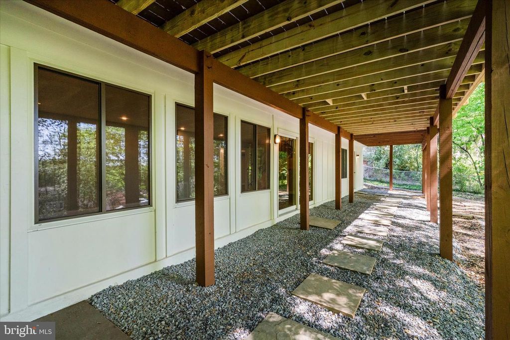 Image 37 of property listing at 12509 KNIGHTSBRIDGE CT, Rockville, MD 20850
