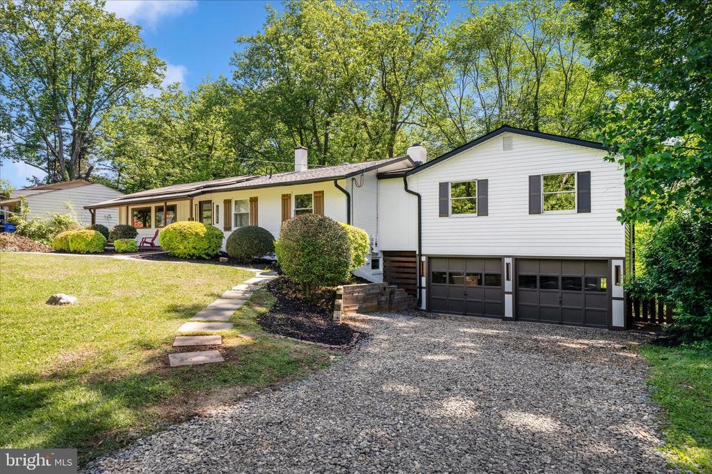 Image 41 of property listing at 12509 KNIGHTSBRIDGE CT, Rockville, MD 20850