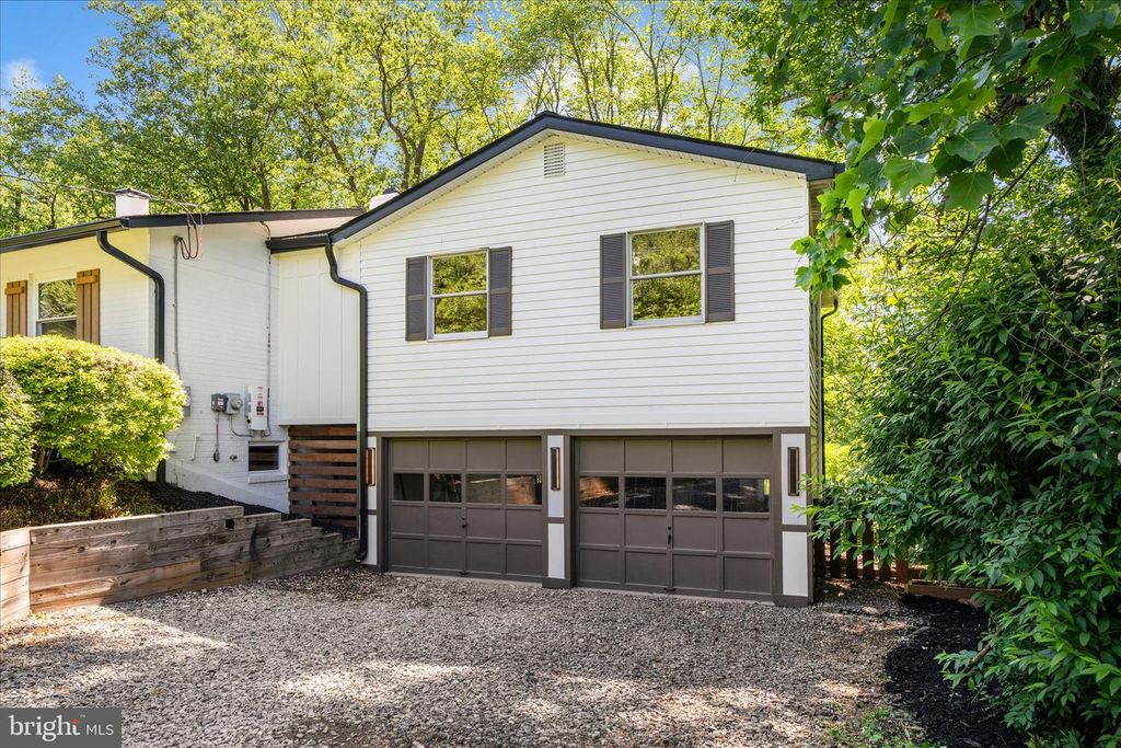 Image 42 of property listing at 12509 KNIGHTSBRIDGE CT, Rockville, MD 20850
