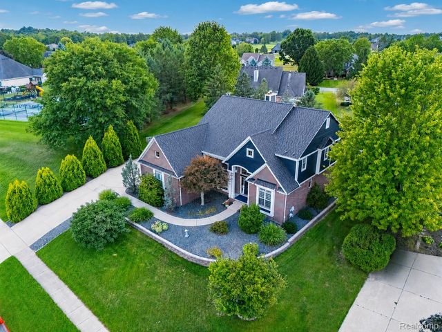 624 Nairn Circle, Highland Charter Township, MI 48357