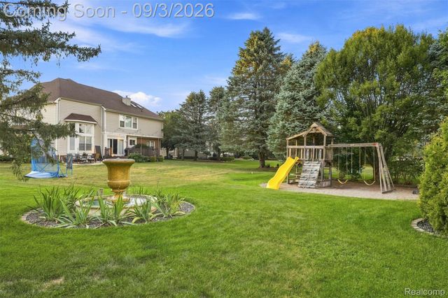 624 Nairn Circle, Highland Charter Township, MI 48357