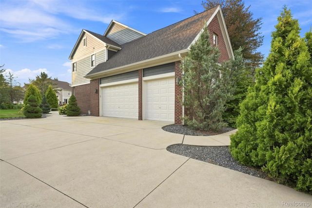 624 Nairn Circle, Highland Charter Township, MI 48357