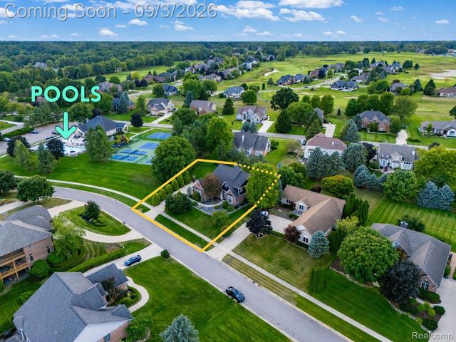624 Nairn Circle, Highland Charter Township, MI 48357