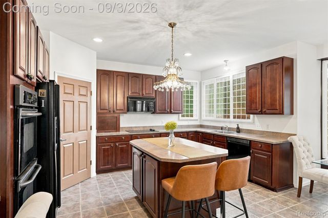624 Nairn Circle, Highland Charter Township, MI 48357