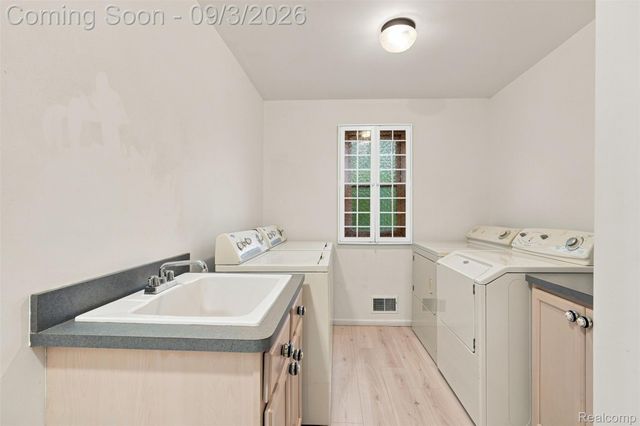 624 Nairn Circle, Highland Charter Township, MI 48357