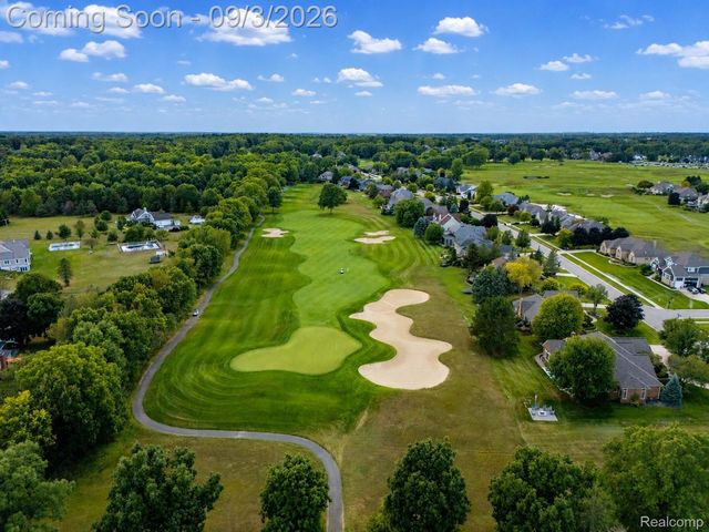 624 Nairn Circle, Highland Charter Township, MI 48357