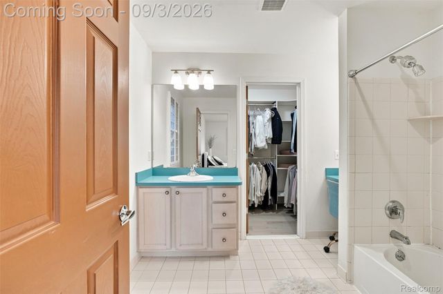 624 Nairn Circle, Highland Charter Township, MI 48357