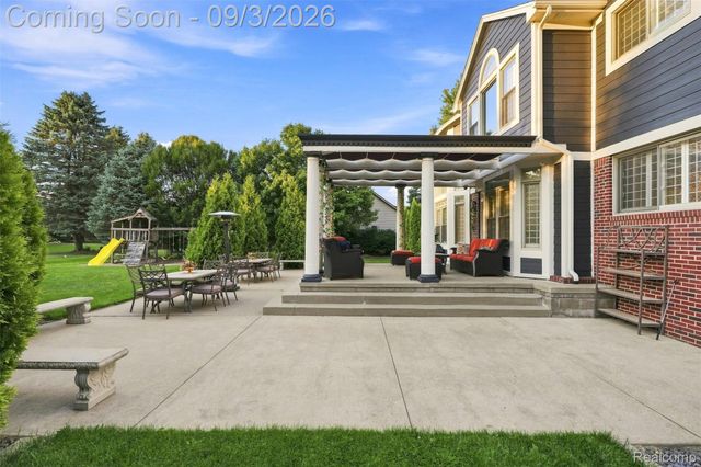 624 Nairn Circle, Highland Charter Township, MI 48357
