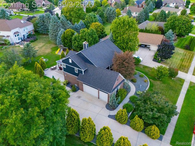 624 Nairn Circle, Highland Charter Township, MI 48357
