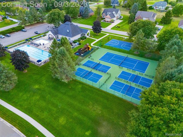 624 Nairn Circle, Highland Charter Township, MI 48357