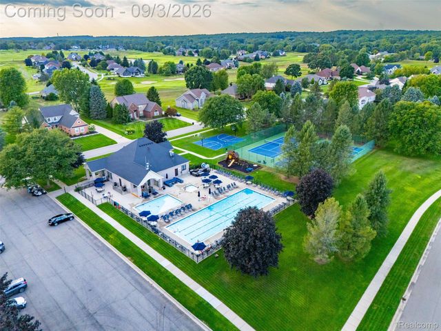624 Nairn Circle, Highland Charter Township, MI 48357
