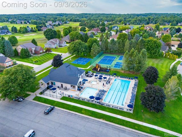 624 Nairn Circle, Highland Charter Township, MI 48357