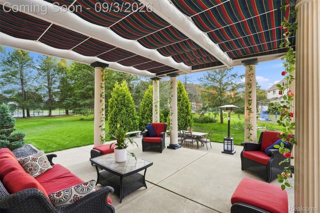 624 Nairn Circle, Highland Charter Township, MI 48357
