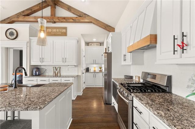 228 SW Davenport Drive, Blue Springs, MO 64014