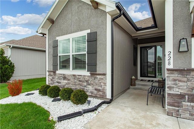 228 SW Davenport Drive, Blue Springs, MO 64014