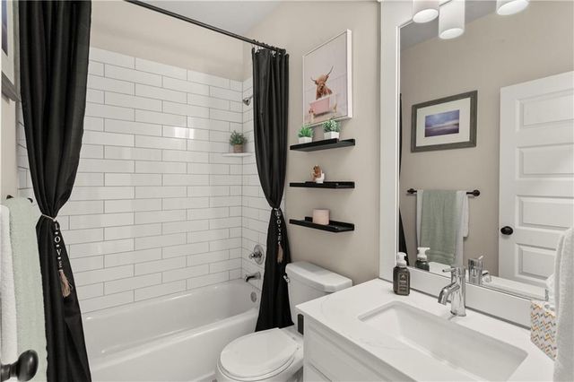 228 SW Davenport Drive, Blue Springs, MO 64014
