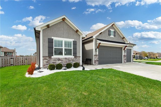 228 SW Davenport Drive, Blue Springs, MO 64014
