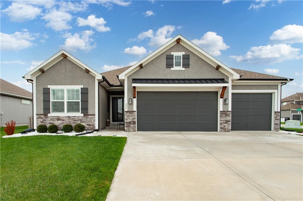228 SW Davenport Drive, Blue Springs, MO 64014