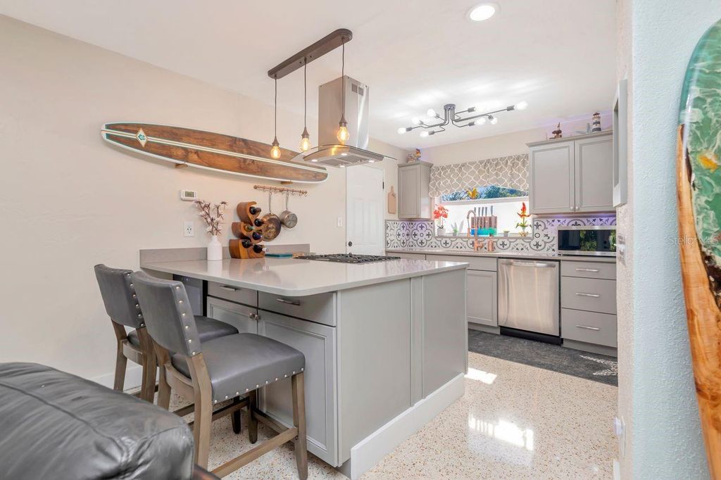 Image 11 of property listing at 201 79TH AVENUE NE, St Petersburg, FL 33702