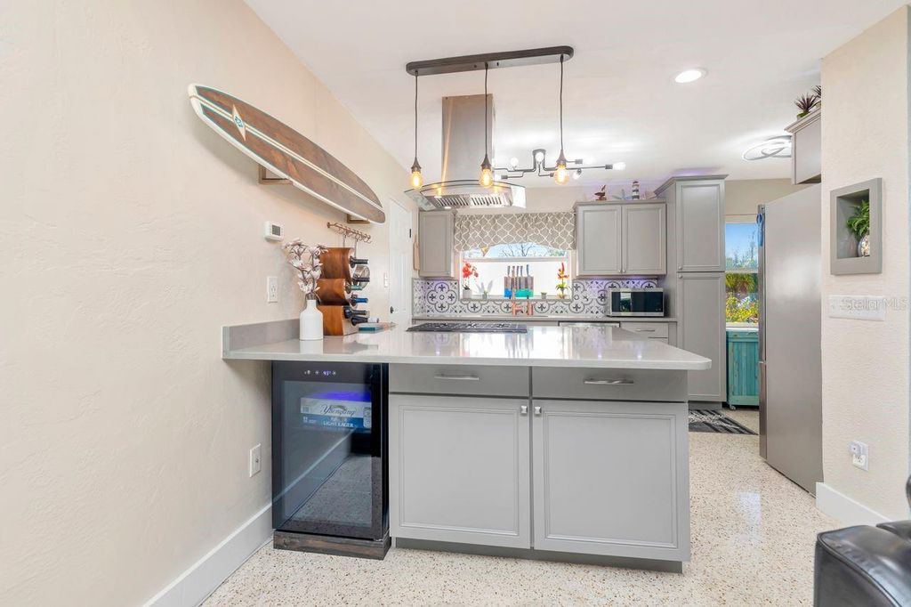 Image 12 of property listing at 201 79TH AVENUE NE, St Petersburg, FL 33702