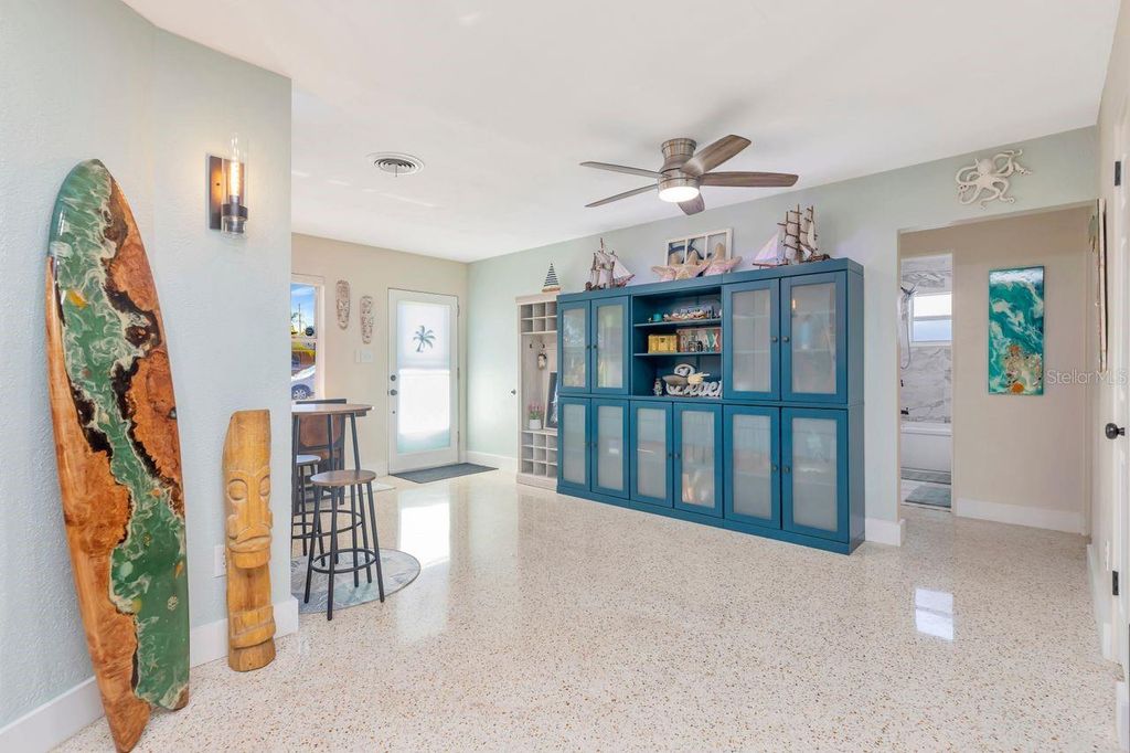 Image 13 of property listing at 201 79TH AVENUE NE, St Petersburg, FL 33702