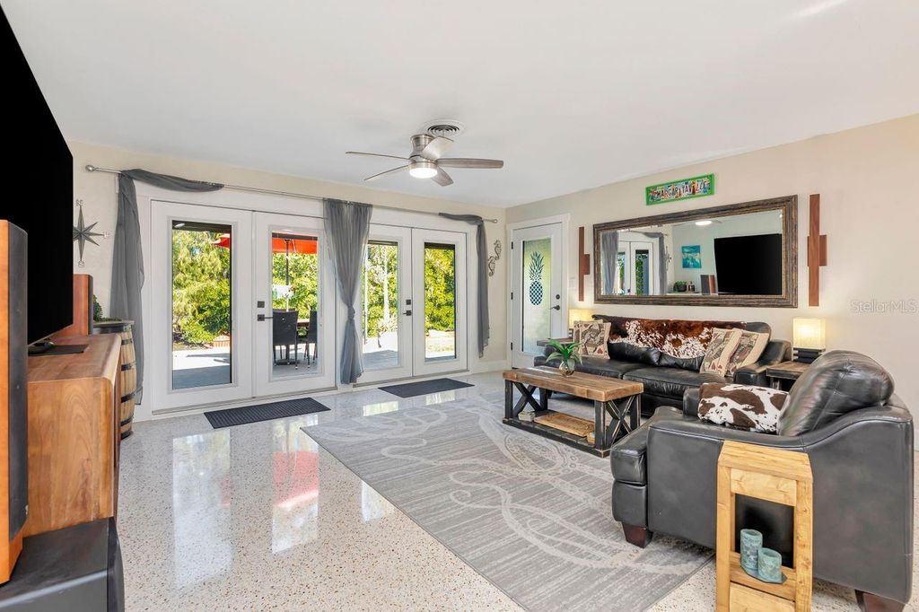 Image 14 of property listing at 201 79TH AVENUE NE, St Petersburg, FL 33702