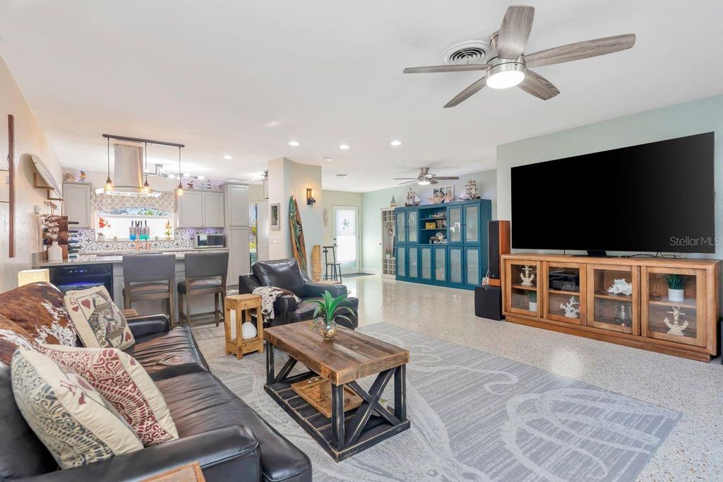 Image 16 of property listing at 201 79TH AVENUE NE, St Petersburg, FL 33702