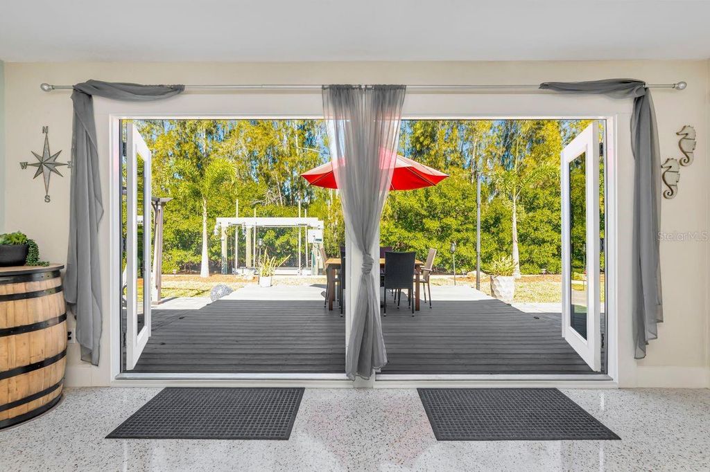 Image 18 of property listing at 201 79TH AVENUE NE, St Petersburg, FL 33702