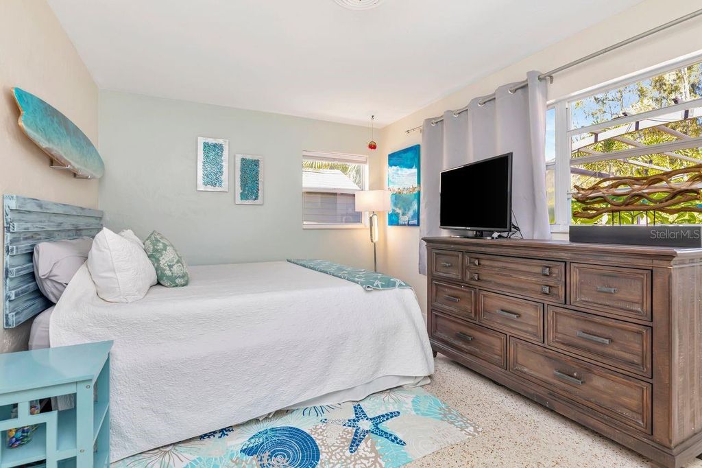 Image 23 of property listing at 201 79TH AVENUE NE, St Petersburg, FL 33702