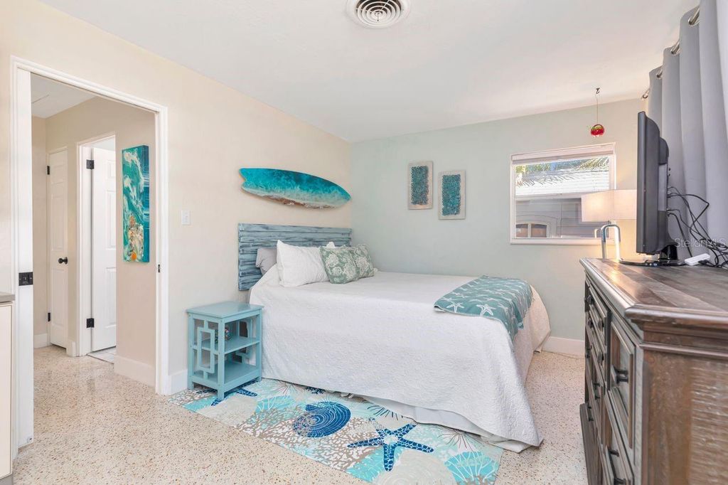 Image 24 of property listing at 201 79TH AVENUE NE, St Petersburg, FL 33702