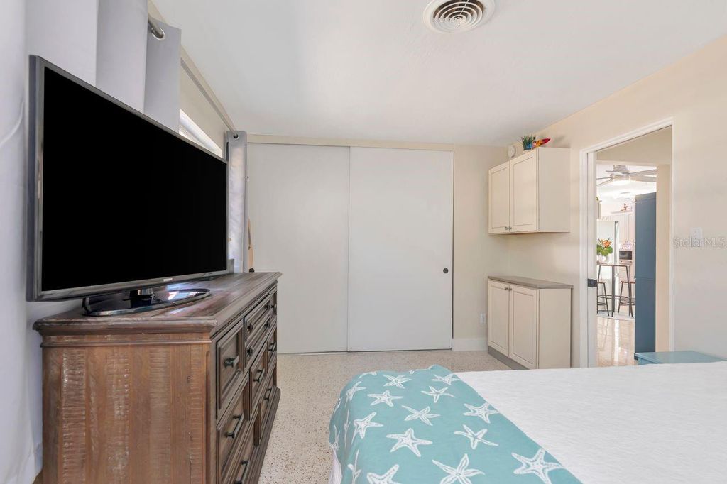 Image 25 of property listing at 201 79TH AVENUE NE, St Petersburg, FL 33702