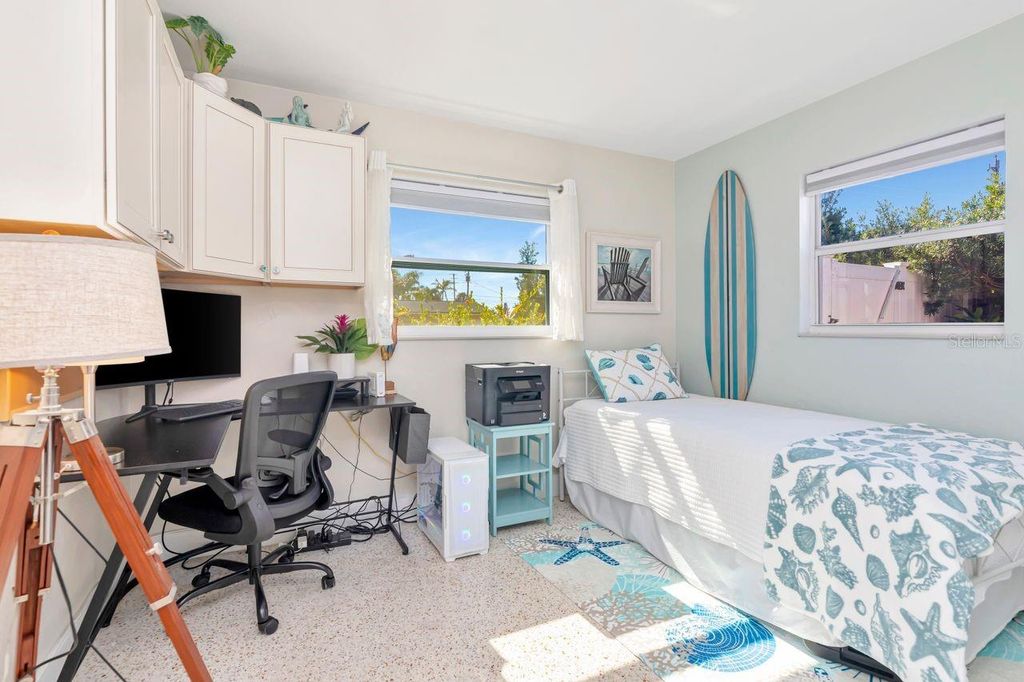 Image 27 of property listing at 201 79TH AVENUE NE, St Petersburg, FL 33702