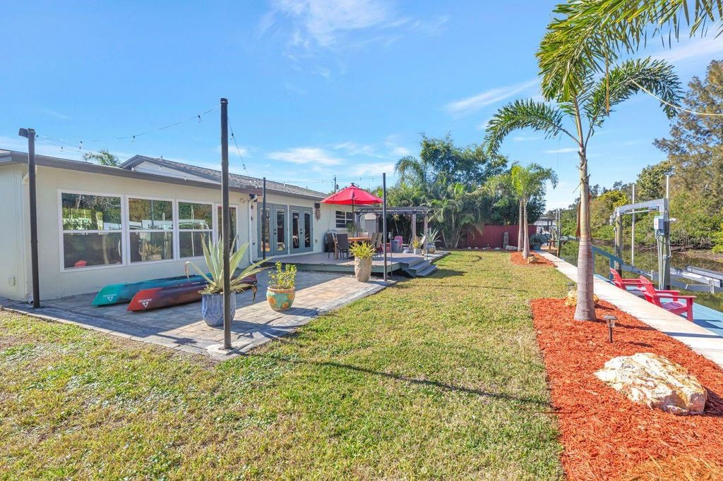 Image 32 of property listing at 201 79TH AVENUE NE, St Petersburg, FL 33702