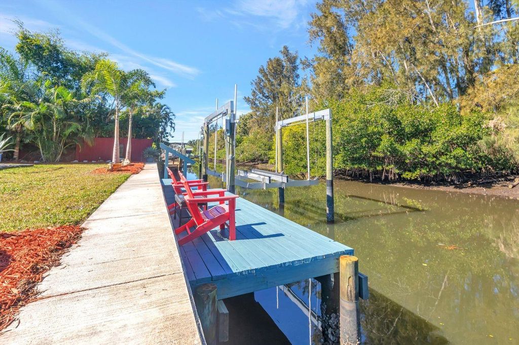 Image 33 of property listing at 201 79TH AVENUE NE, St Petersburg, FL 33702