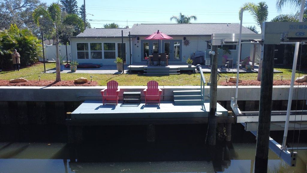 Image 35 of property listing at 201 79TH AVENUE NE, St Petersburg, FL 33702