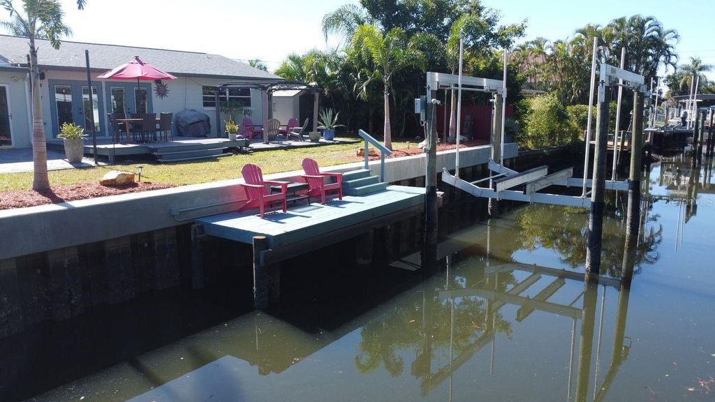 Image 37 of property listing at 201 79TH AVENUE NE, St Petersburg, FL 33702